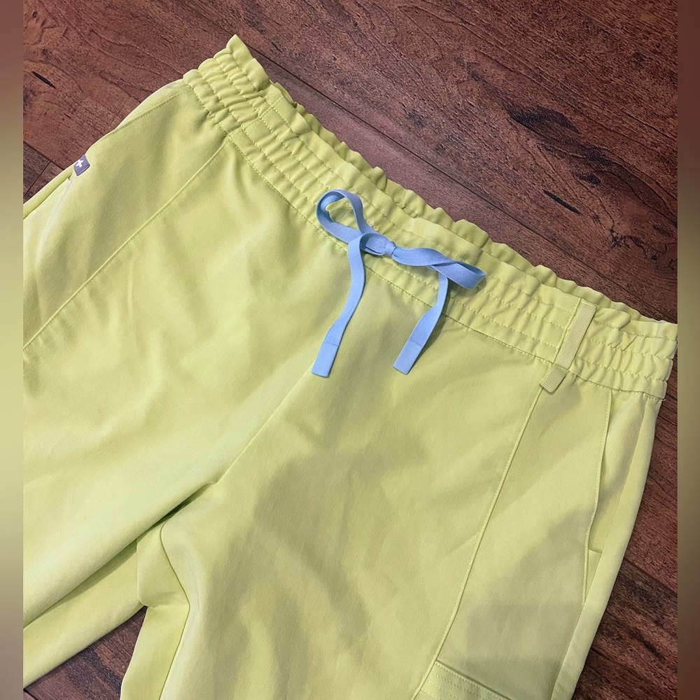 FIGS Citrine Scrubs Set-Med Top/Lg Jogger EUC - Picture 7 of 9